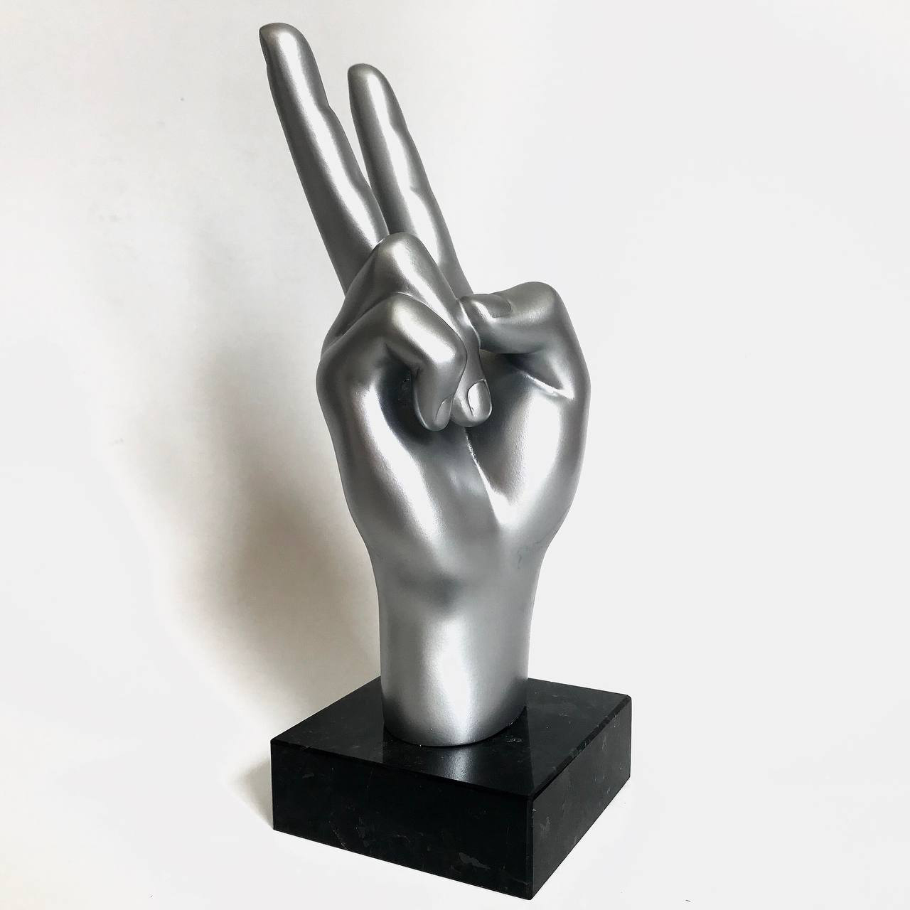 статуетки у вигляді жесту Peace